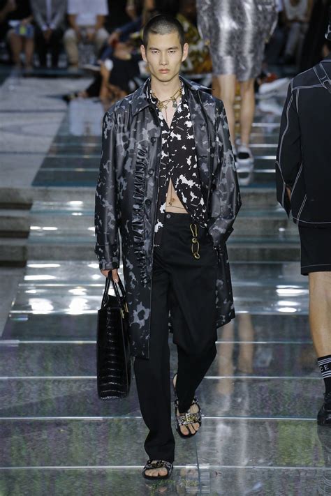 versace spring summer 2019 menswear|Versace Spring 2019 Menswear Collection .